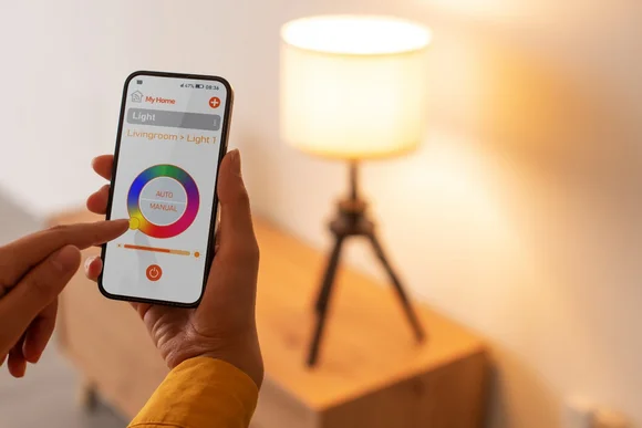 Person steuert Licht mit Smartphone